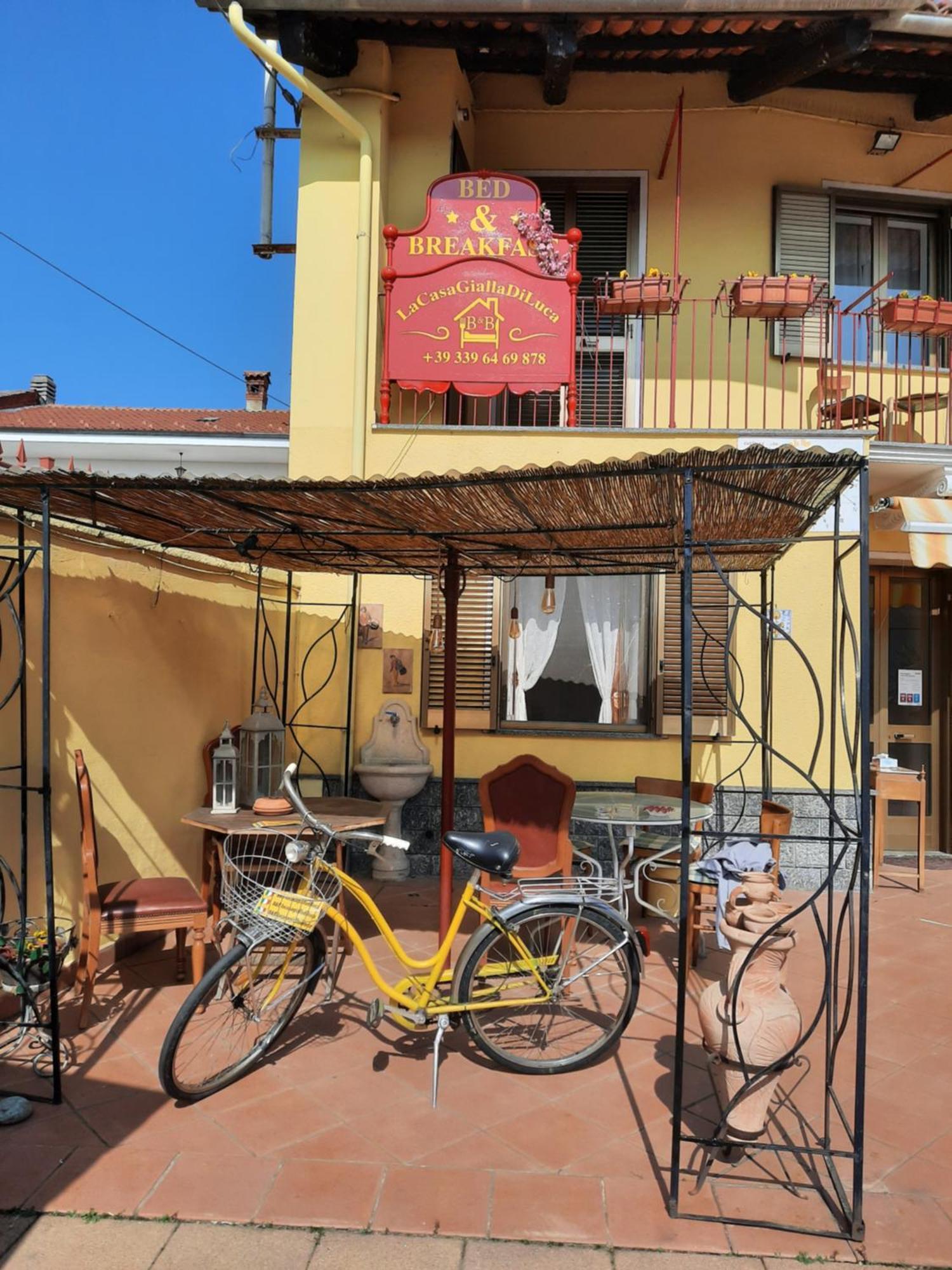 B&B La Casa Gialla Di Luca Mazze Екстер'єр фото